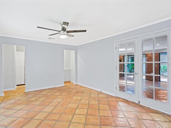 Building Photo - 1127 S Osprey Ave