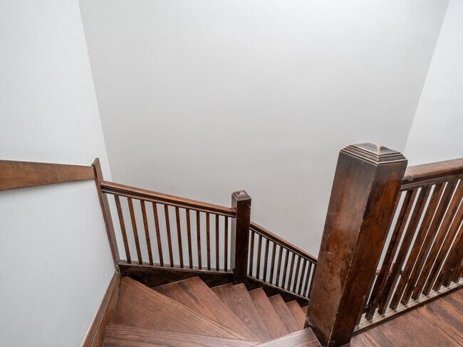 Building Photo - 7371 N Damen Ave