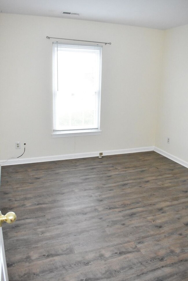 Building Photo - A Great Fairview Commons Townhome!
