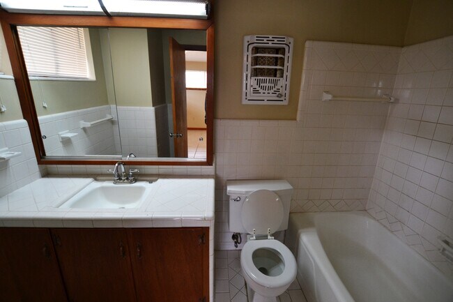 Building Photo - Vintage 3 Bedroom Home in Goodwood Homesites Neighborhood