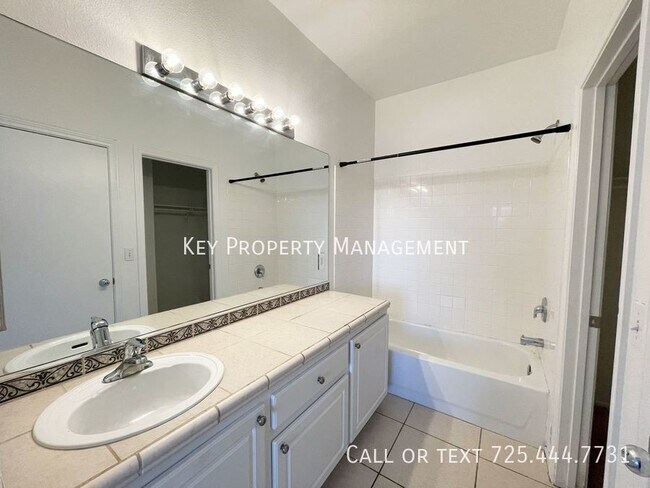 Building Photo - GORGEOUS THREE STORY 2 BEDROOM TOWNHOME IN...