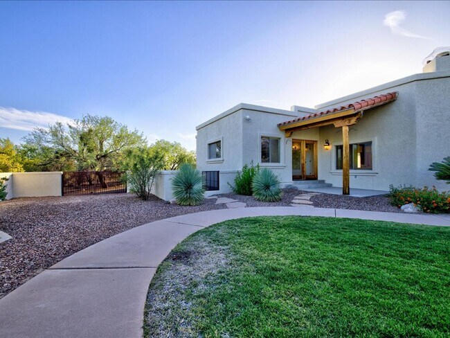 Building Photo - 4 Bedroom 4 Bathroom