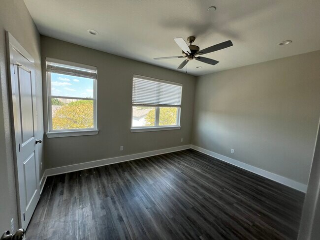 Building Photo - 308 Grove St