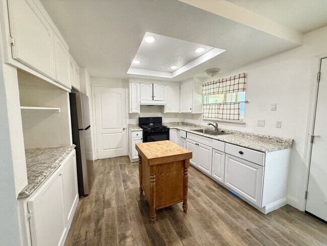 Building Photo - Comfortable 3 bedroom in convenient Hollister location