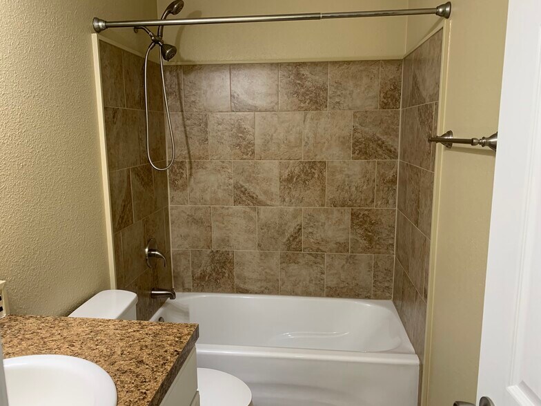 Building Photo - 255 Oakview Pl