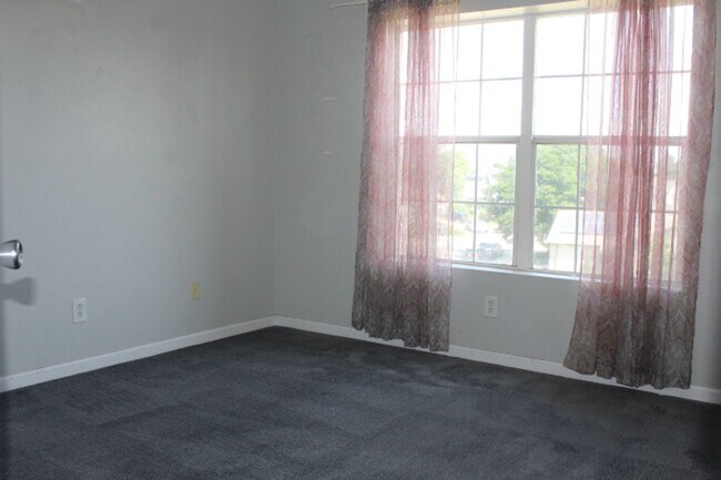 Building Photo - Stunning 3rd Floor 3 BR/2 BA Littleton Con...