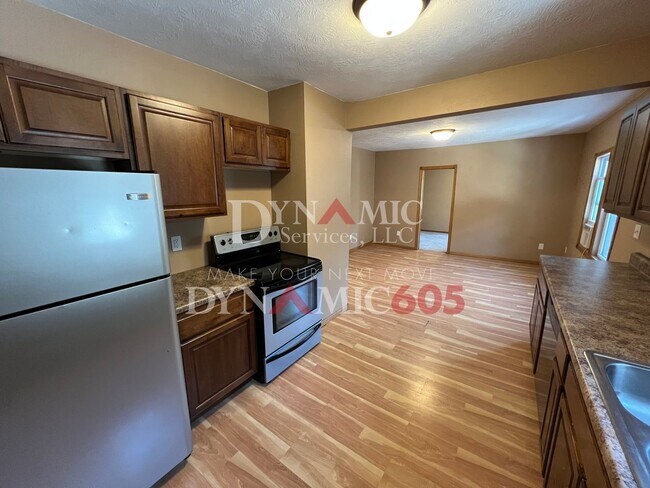Building Photo - Upper Level 1 Bedroom, 1 Bathroom Apartmen...