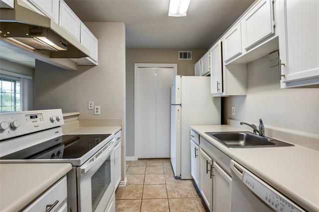 Building Photo - 18333 Roehampton Dr