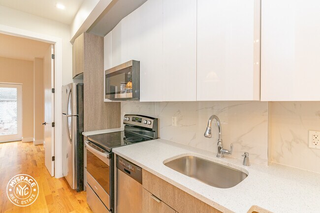 Building Photo - 1671 Lincoln Pl