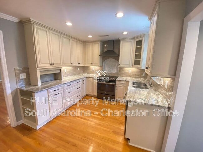 Building Photo - 14 Lampton Rd