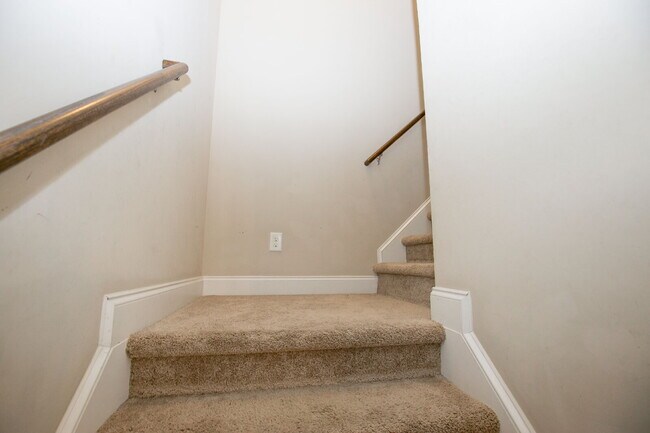Building Photo - "Large 3-Bedroom plus BONUS Retreat with S...