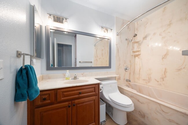 Building Photo - Cozy 3-Bedroom Home Just Walking Distance ...