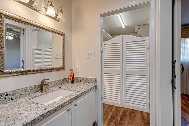 Building Photo - 11707 N Willow Cir