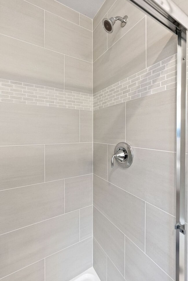 Building Photo - 4 bedroom home in desirable neighborhood