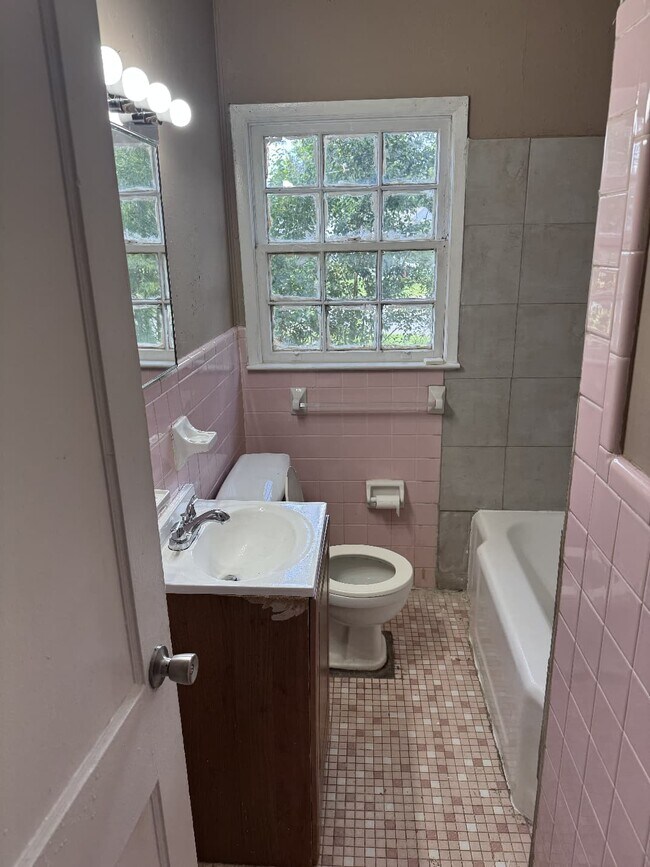 Building Photo - 1220 Sylvian Dr