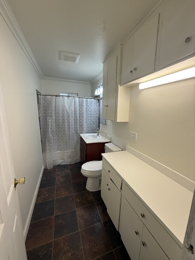 Building Photo - Charming 3-bedroom, 2-bathroom home located in the heart of Brentwood