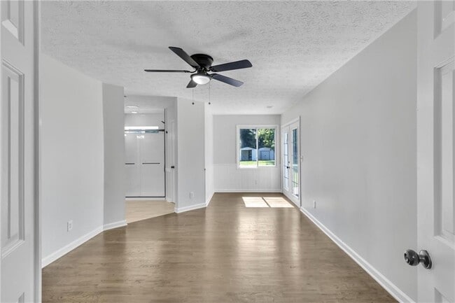 Building Photo - 250 Meadow View Dr