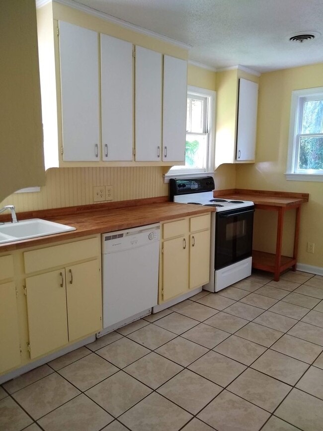 Building Photo - Three Bedroom Two Bath Single Family Home in Riverland Terrace!