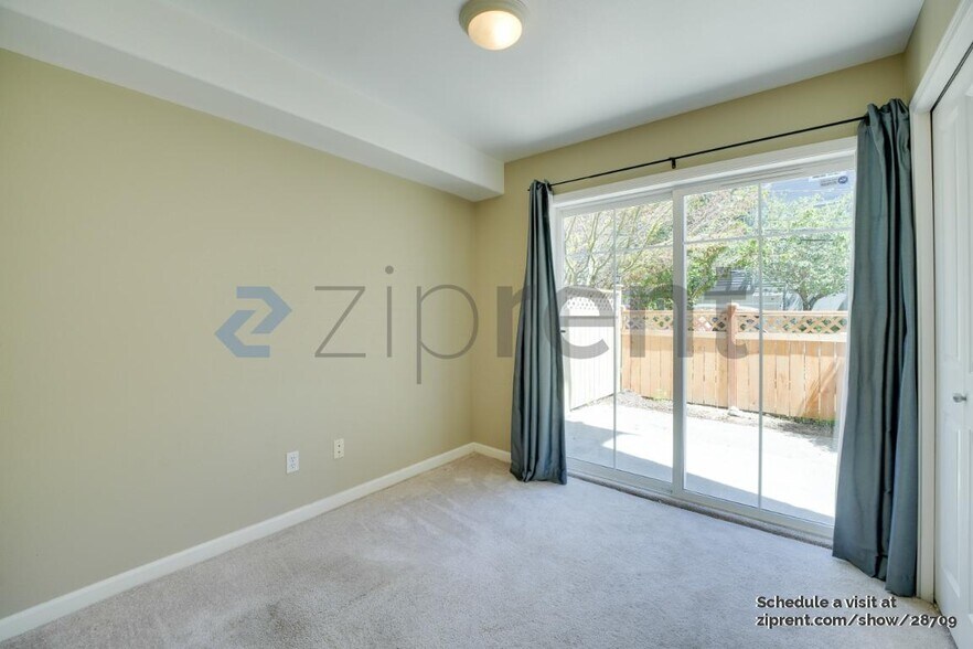 Building Photo - Unit A