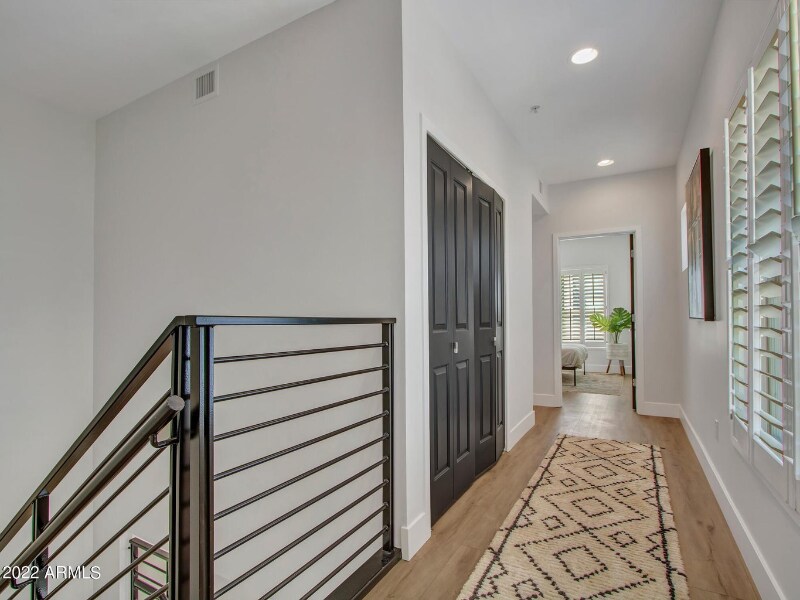 Building Photo - 525 W Lakeside Dr