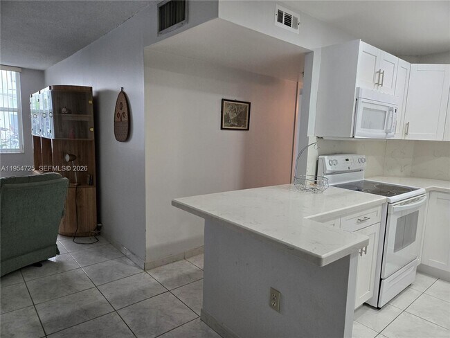 Building Photo - 1913 S Ocean Dr