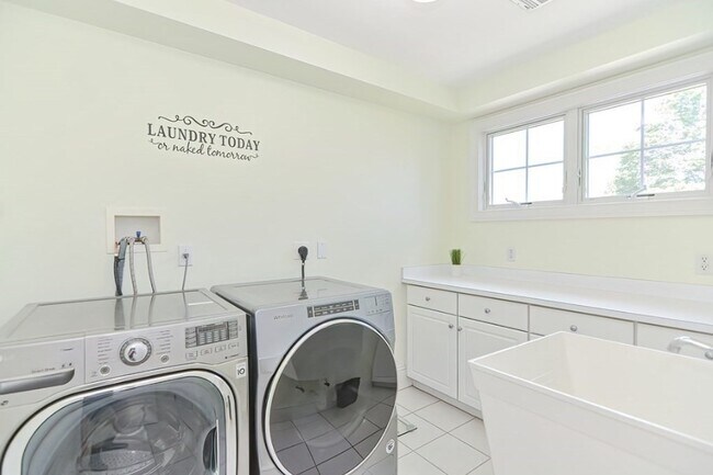 Building Photo - 10 Lupine Rd