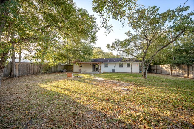 Building Photo - Adorable Rental Near Downtown Ocean Springs!