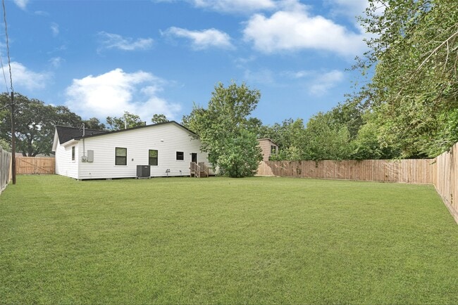 Building Photo - 1008 Danube St