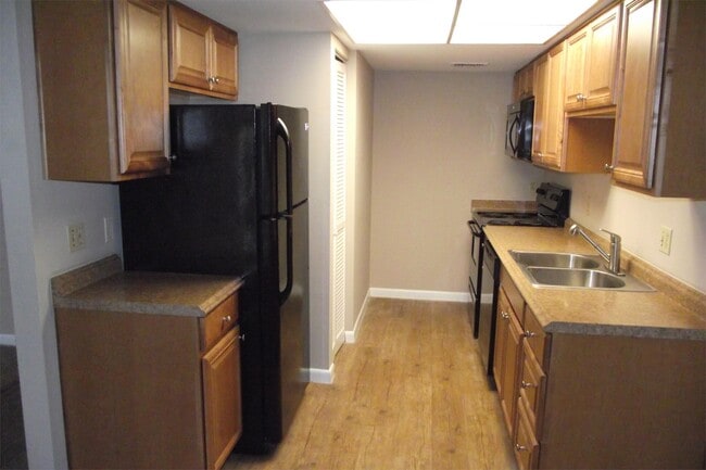 Building Photo - 5293 Vineland Rd