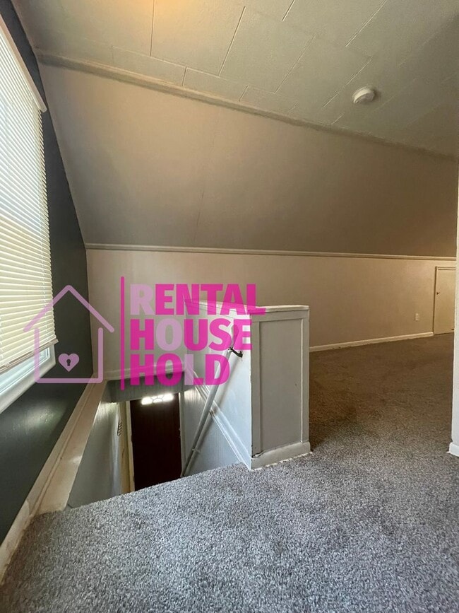 Building Photo - Stunning 3-Bedroom 1-Bath Bunglaow Located...