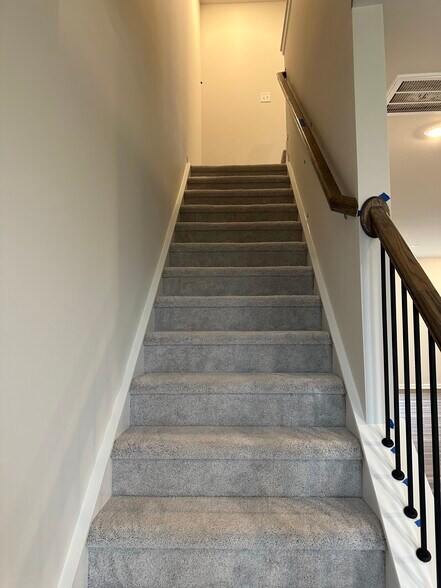Building Photo - 2517 Kasota Ln