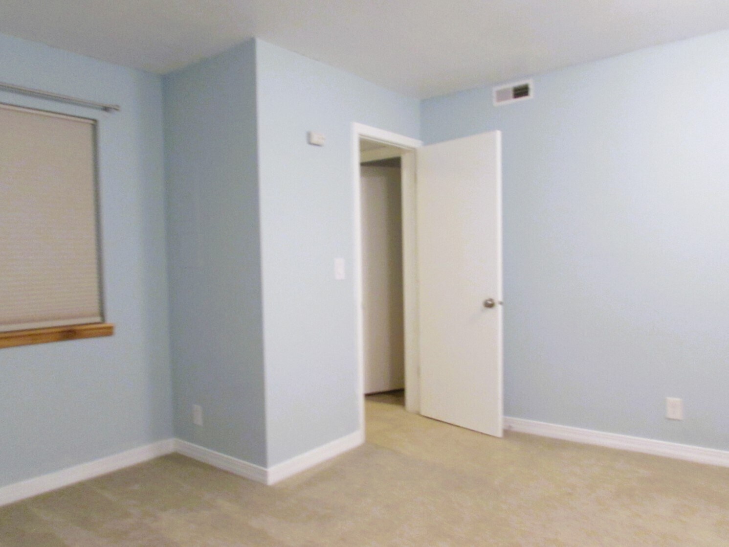 Building Photo - 3150 Lakeside Dr