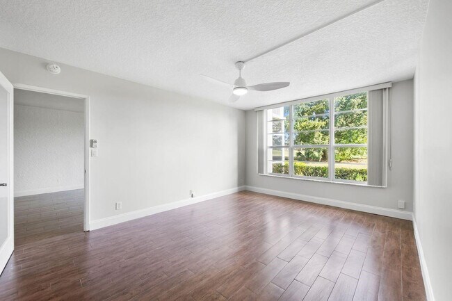 Building Photo - 2851 S Palm Aire Dr