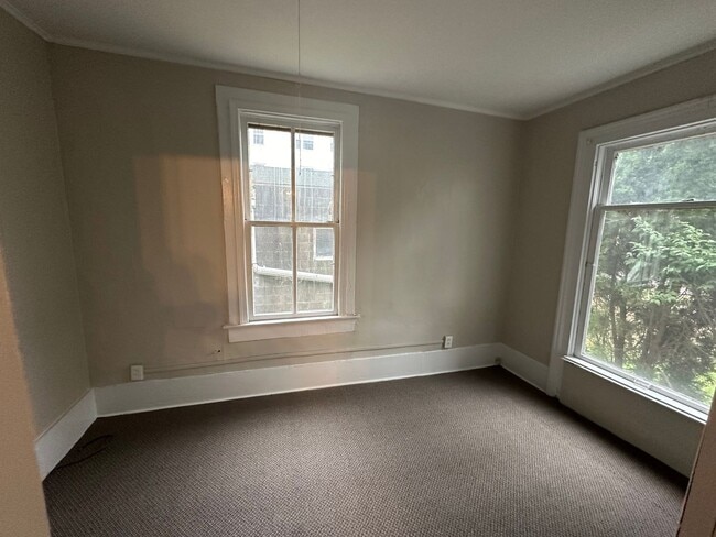 Building Photo - 416 Oak St- 4/5 Bedroom Duplex near WMU Ca...