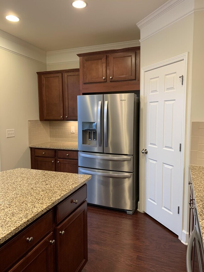 Building Photo - 2562 Sibley Dr