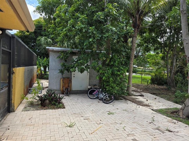 Building Photo - 4031 NE 8th Ave