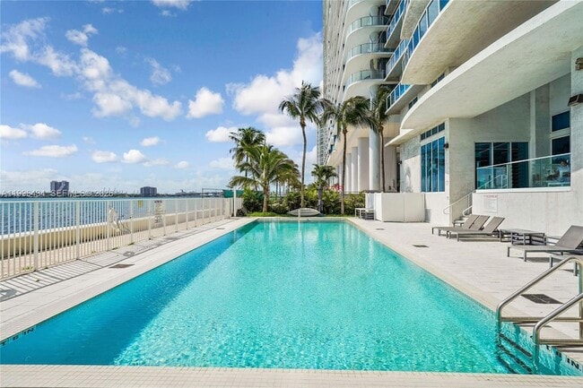 Building Photo - 700 NE 25th St