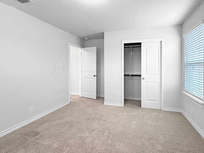 Building Photo - Spacious Valley Ranch 4/2.5 (2,324 SF) w/ Loft/Game Room