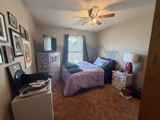 Building Photo - 3 Bed 2 Bath Townhome with Garage