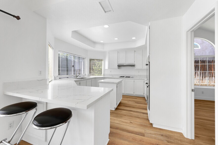 Building Photo - 6718 Vanderbilt Plz