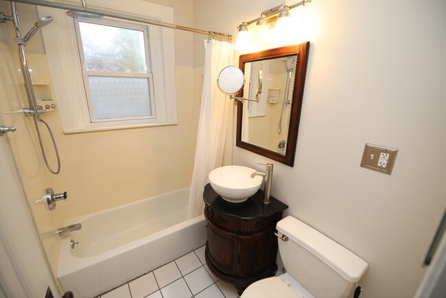 Building Photo - One Bedroom Condo on Eastern Parkway