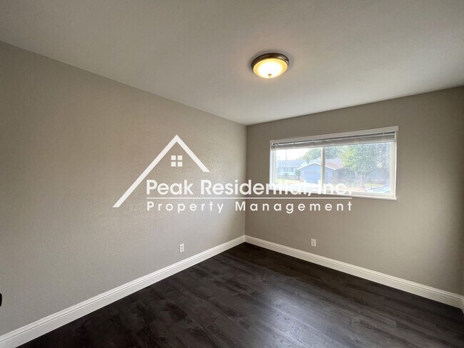 Building Photo - Beautifully Updated 3bd/2ba Home with 2 Car Garage!