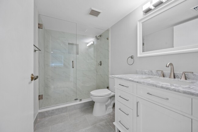 Building Photo - 500 Crestwood Ct N