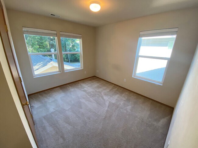 Building Photo - DuPont 3 bedroom home