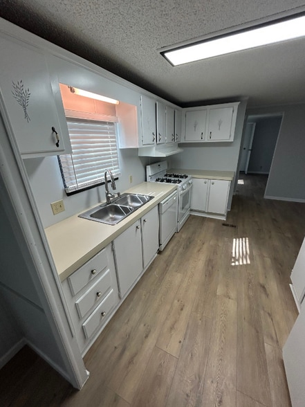 Building Photo - 2071 Deborah Ln