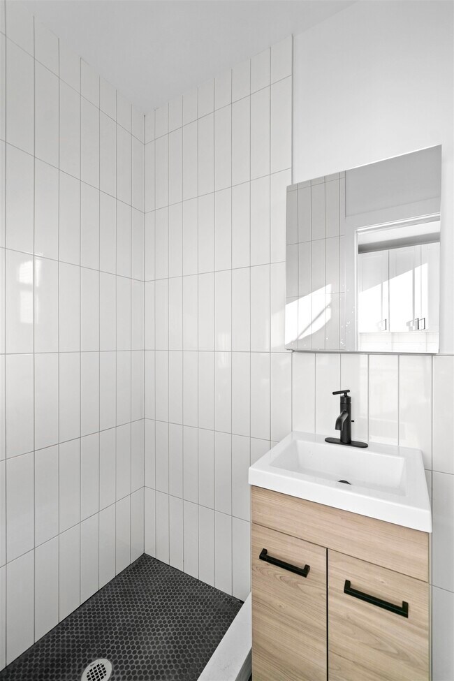 Building Photo - 216 Madison St