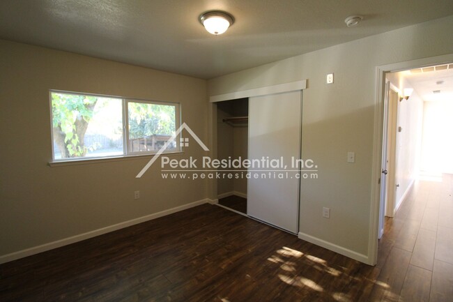 Building Photo - Updated 2bd/1ba Orangevale Duplex with Gar...