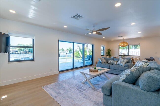 Building Photo - 309 S Riverside Dr