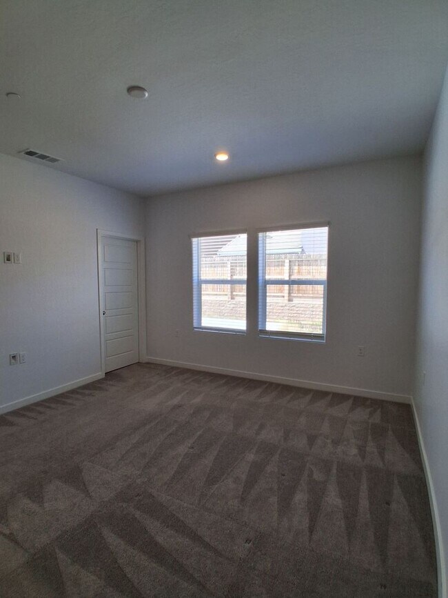 Building Photo - Beautifully Built Home! 3 bed, 2 bath