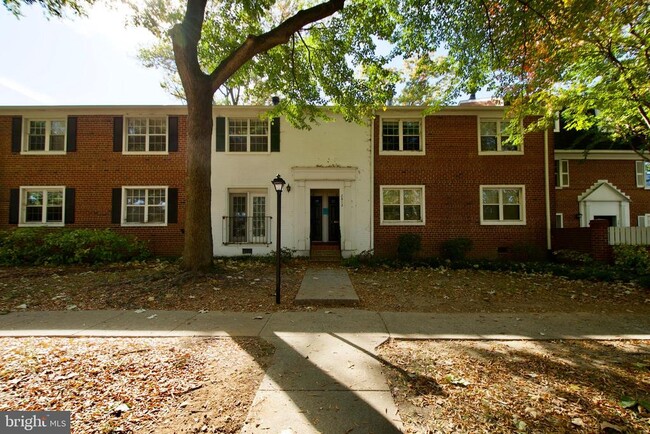Building Photo - 2812 S Wakefield St